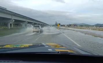 Alagamento interdita trecho da BR-101 em Araranguá Veículo trafega por trecho alagado da BR-101 em Araranguá, onde o acúmulo de água provocou interdição no sentido Norte da rodovia.