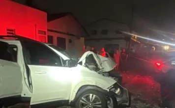 Araranguá: suspeitos roubam caminhonete e batem em poste Caminhonete Fiat Toro danificada após roubo e colisão contra poste no bairro Jardim das Avenidas, em Araranguá.