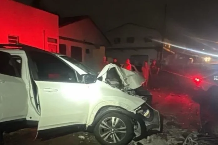 Araranguá suspeitos roubam caminhonete e batem em poste Caminhonete Fiat Toro danificada após roubo e colisão contra poste no bairro Jardim das Avenidas, em Araranguá.