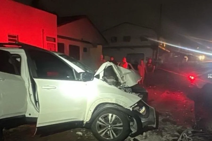Caminhonete Fiat Toro danificada após roubo e colisão contra poste no bairro Jardim das Avenidas, em Araranguá.