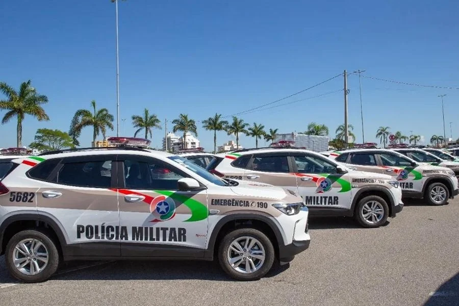 Viaturas da Polícia Militar de Santa Catarina, em imagem ilustrativa de ocorrência sobre homem preso após tentar furtar dois carros em Criciúma.