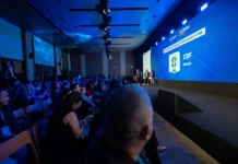 Cláudio Gomes vence prêmio comercial no Confut 2026 Cerimônia do Confut Sudamericana 2026 anuncia a CBF como melhor organização sul-americana de futebol diante do público no Rio de Janeiro.