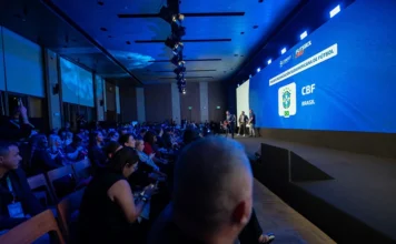 Cláudio Gomes vence prêmio comercial no Confut 2026 Cerimônia do Confut Sudamericana 2026 anuncia a CBF como melhor organização sul-americana de futebol diante do público no Rio de Janeiro.