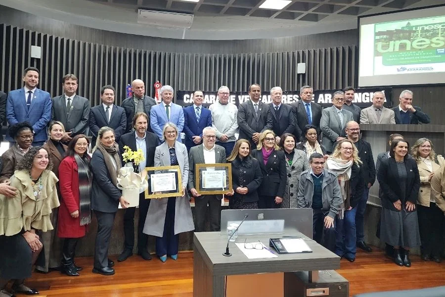 Autoridades, representantes da Unesc e convidados durante homenagem pelos 58 anos da Universidade na Câmara de Vereadores de Araranguá.