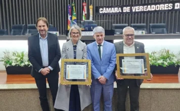 Unesc recebe homenagem por 58 anos e atuação em Araranguá : Representantes da Unesc e autoridades exibem certificados durante solenidade de reconhecimento à Universidade na Câmara de Vereadores de Araranguá.