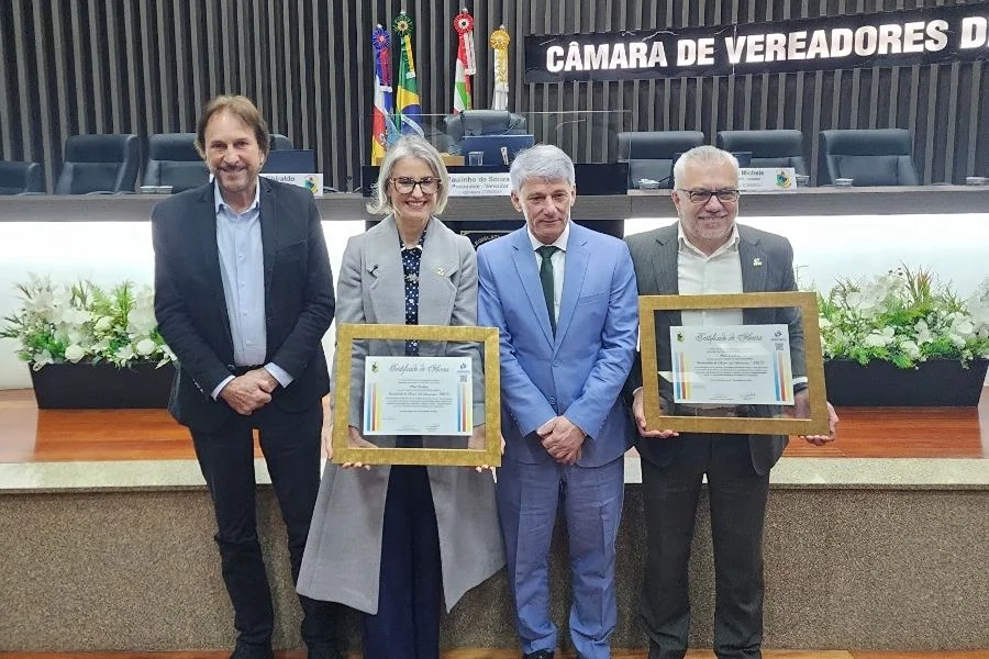 Unesc recebe homenagem por 58 anos e atuação em Araranguá : Representantes da Unesc e autoridades exibem certificados durante solenidade de reconhecimento à Universidade na Câmara de Vereadores de Araranguá.