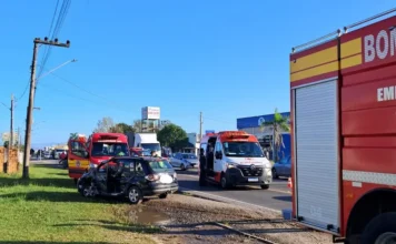 Carro colide contra caminhão em Araranguá