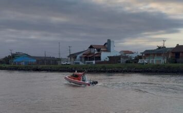 Idoso é resgatado após passar mal em embarcação em Torres