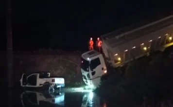 Colisão entre carro e caminhão deixa mulher ferida em Turvo