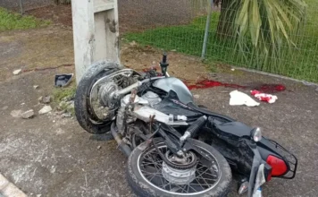 Motociclista fica ferido após bater em poste