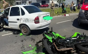 Motociclista fica em estado crítico após acidente em Araranguá
