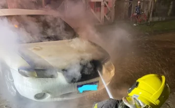 Carro pega fogo no Centro de Passo de Torres