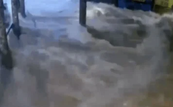 Maré alta invade restaurante e arrasta barcos em Laguna