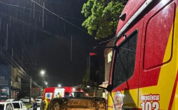 Carro capota após bater em veículos estacionados