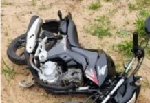 Motocicleta furtada é recuperada em terreno baldio