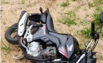 Motocicleta furtada é recuperada em terreno baldio