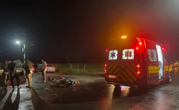 Motociclista fica ferida em acidente com caminhão em Içara