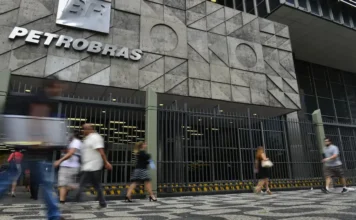Petrobras fecha contrato de 22 anos para compra de GNL