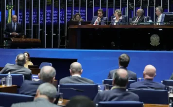 Fim da escala 6×1 avança no Senado
