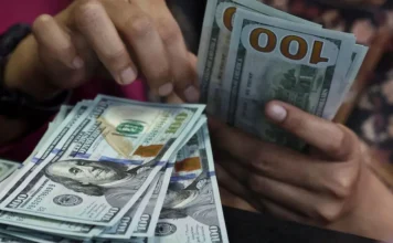 Dólar fecha abaixo de R$ 5 pela primeira vez desde maio
