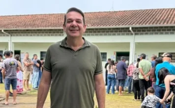 Alex Bianchin vota na manhã deste domingo em São João do Sul Prefeito de São João do Sul e presidente da Amesc, Alex Bianchin, em local de votação neste domingo (4).