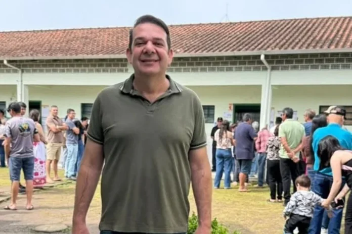 Alex Bianchin vota na manhã deste domingo em São João do Sul Prefeito de São João do Sul e presidente da Amesc, Alex Bianchin, em local de votação neste domingo (4).