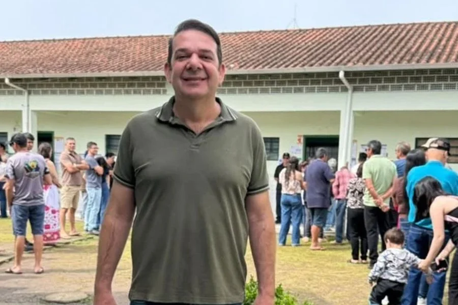 Prefeito de São João do Sul e presidente da Amesc, Alex Bianchin, em local de votação neste domingo (4).