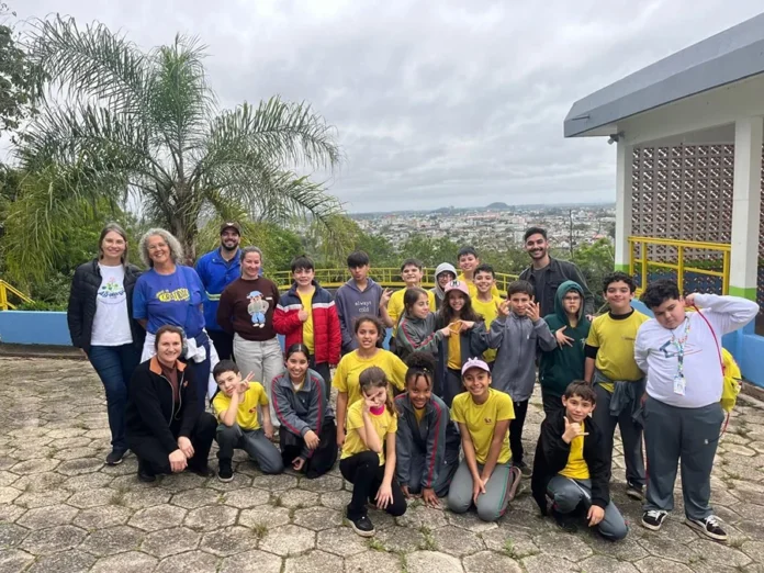Alunos conhecem tratamento da água em ETA de Sombrio Alunos e professores da escola municipal Professora Alda Santos de Vargas reunidos durante visita à ETA de Sombrio.