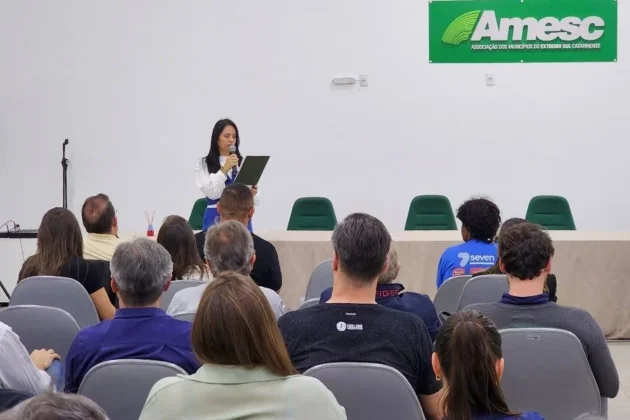 Eloana Casagrande, agente de inova&ccedil;&atilde;o da Amesc, fala aos participantes do encontro sobre desenvolvimento regional em Ararangu&aacute;.