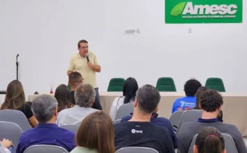 Amesc debate prioridades para os 15 municípios até 2035 Alex Bianchin, presidente da Amesc e prefeito de São João do Sul, fala durante encontro sobre desenvolvimento regional em Araranguá.