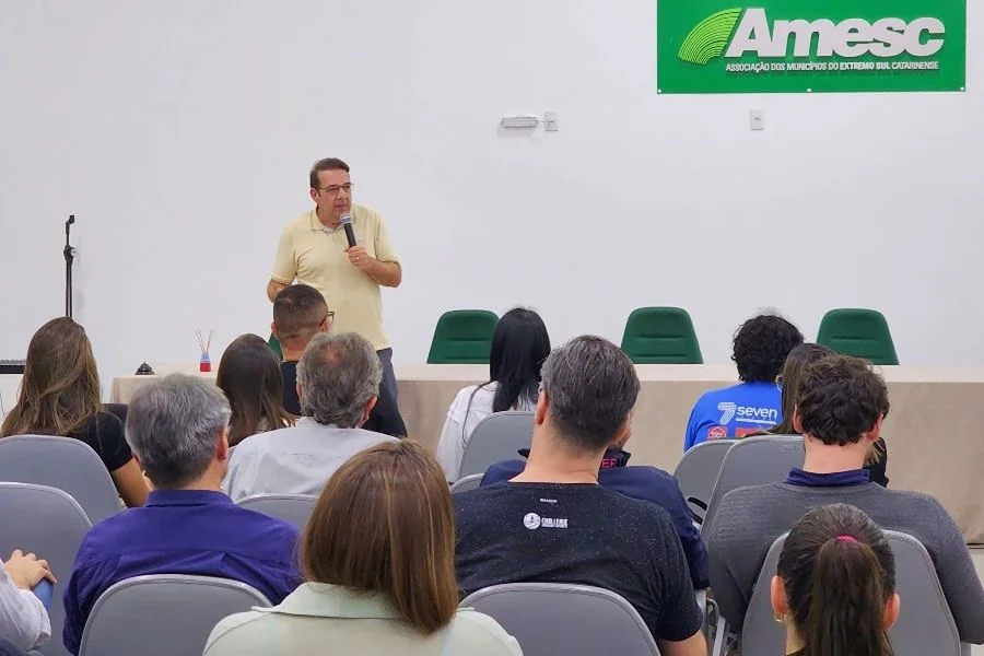 Alex Bianchin, presidente da Amesc e prefeito de São João do Sul, fala durante encontro sobre desenvolvimento regional em Araranguá.