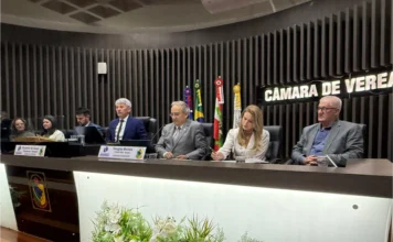Araranguá aprova orçamento de R$ 406,7 milhões para 2027 Mesa diretora da Câmara de Vereadores de Araranguá durante a 54ª sessão ordinária, no Plenário Altícimo Tournier.
