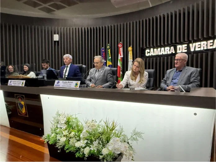 Araranguá aprova orçamento de R$ 406,7 milhões para 2027 Mesa diretora da Câmara de Vereadores de Araranguá durante a 54ª sessão ordinária, no Plenário Altícimo Tournier.