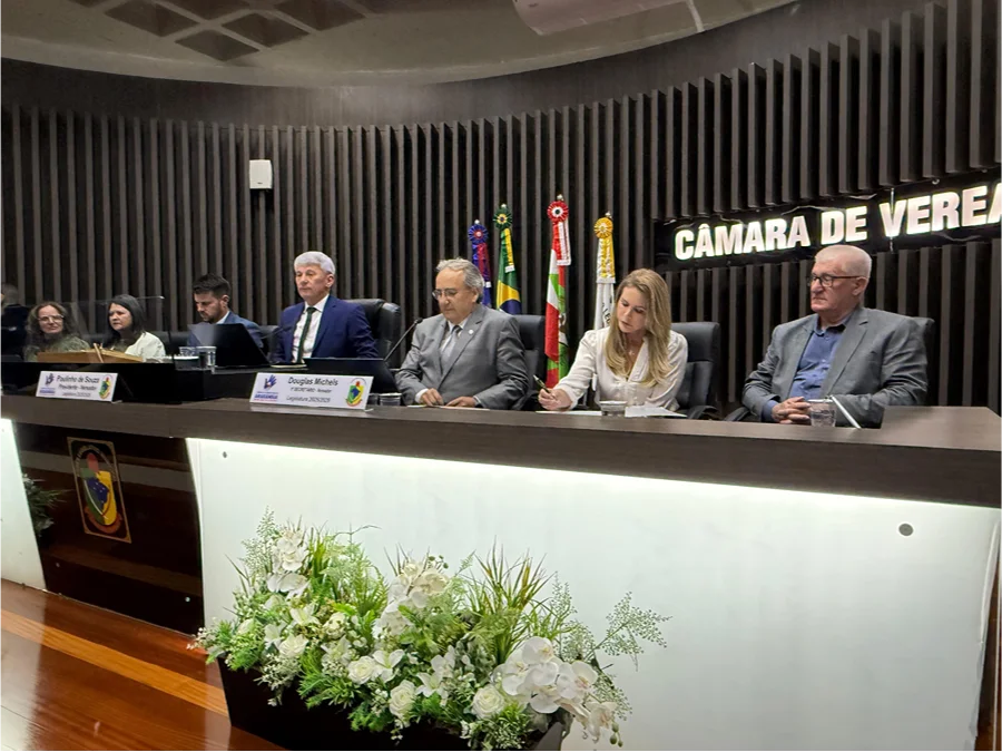 Araranguá aprova orçamento de R$ 406,7 milhões para 2027 Mesa diretora da Câmara de Vereadores de Araranguá durante a 54ª sessão ordinária, no Plenário Altícimo Tournier.