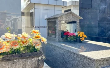 Criciúma reforça limpeza de cemitérios para o Dia de Finados Túmulo de granito com vasos de flores em cemitério de Criciúma, que recebe manutenção para o Dia de Finados.