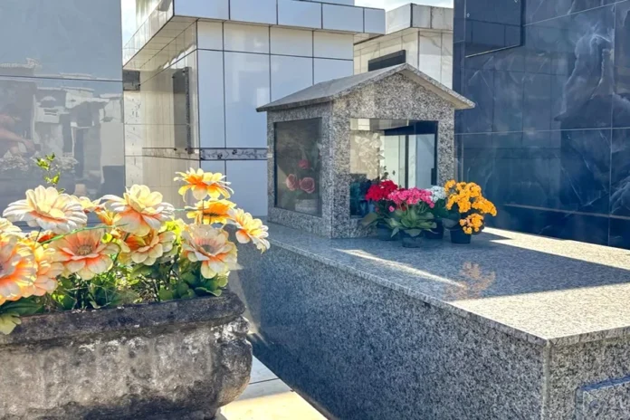Criciúma reforça limpeza de cemitérios para o Dia de Finados Túmulo de granito com vasos de flores em cemitério de Criciúma, que recebe manutenção para o Dia de Finados.