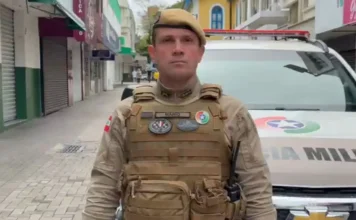 Criciúma tem filas e votação sem ocorrências graves, diz PM Tenente-coronel Mário, comandante do 9º BPM, diante de uma viatura durante acompanhamento das eleições em Criciúma.