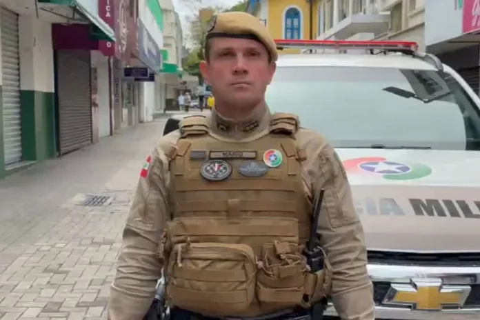 Criciúma tem filas e votação sem ocorrências graves, diz PM Tenente-coronel Mário, comandante do 9º BPM, diante de uma viatura durante acompanhamento das eleições em Criciúma.