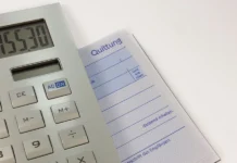Dívida soma 42,24% do orçamento pago em 2025, aponta ACD Calculadora sobre bloco de recibos, em imagem ilustrativa de contas e despesas.