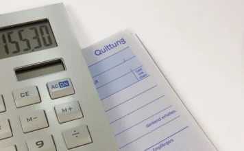 Dívida soma 42,24% do orçamento pago em 2025, aponta ACD Calculadora sobre bloco de recibos, em imagem ilustrativa de contas e despesas.