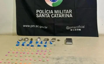Drogas são encontradas em forro e telhado em Araranguá Porções de maconha e cocaína, comprimidos de ecstasy e balança de precisão apreendidos pela PM em Araranguá.