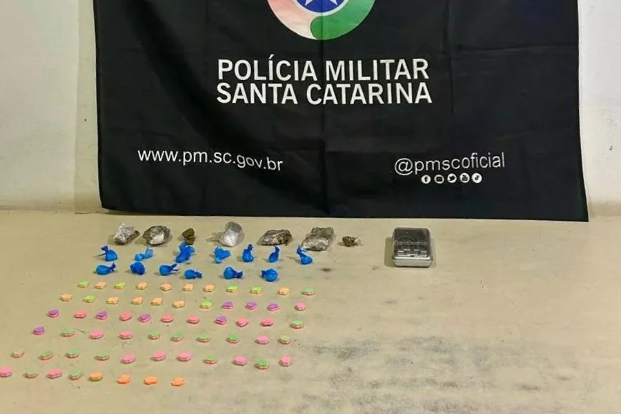Porções de maconha e cocaína, comprimidos de ecstasy e balança de precisão apreendidos pela PM em Araranguá.