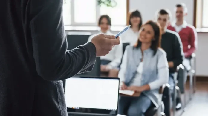 EDUCACAO-CURSO-SALA-AULA-PROFESSOR-768x432 (1)