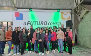 EJA de Timbé do Sul conhece cursos em feira da Unesc Grupo da EJA de Timbé do Sul posa diante de painel durante visita à Feira das Profissões da Unesc.