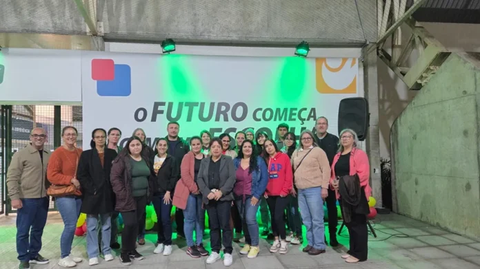 EJA de Timbé do Sul conhece cursos em feira da Unesc Grupo da EJA de Timbé do Sul posa diante de painel durante visita à Feira das Profissões da Unesc.