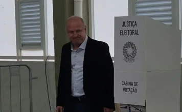 Gelson Merisio vota em Florianópolis e avalia campanha Gelson Merisio ao lado da cabine de votação na APCEF/SC, em Florianópolis, nas Eleições 2026.