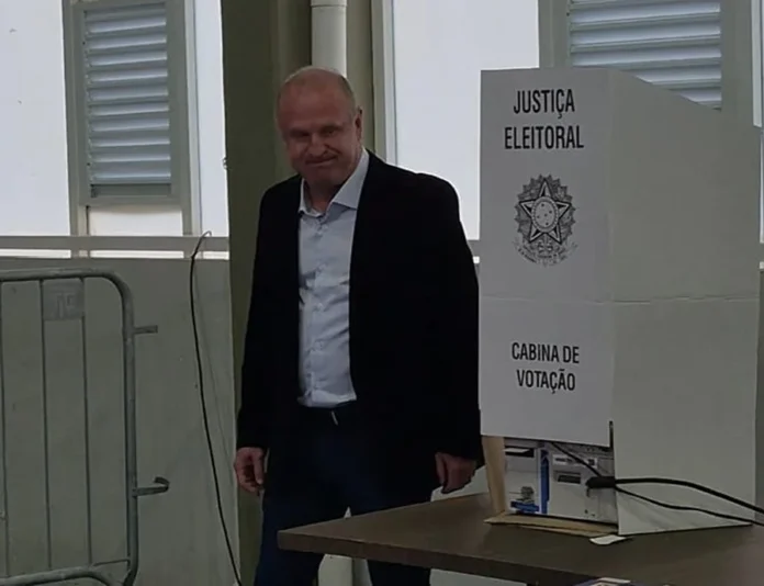 Gelson Merisio vota em Florianópolis e avalia campanha Gelson Merisio ao lado da cabine de votação na APCEF/SC, em Florianópolis, nas Eleições 2026.