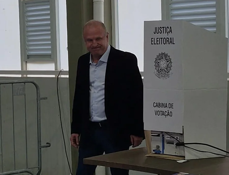 Gelson Merisio vota em Florianópolis e avalia campanha Gelson Merisio ao lado da cabine de votação na APCEF/SC, em Florianópolis, nas Eleições 2026.