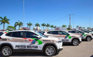 Homem dá dados falsos e acaba preso por mandado em Criciúma Viaturas da Polícia Militar de Santa Catarina estacionadas lado a lado em área aberta.