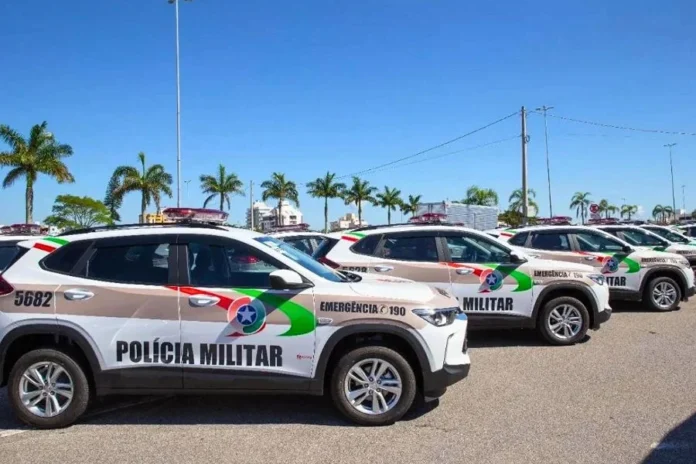 Homem dá dados falsos e acaba preso por mandado em Criciúma Viaturas da Polícia Militar de Santa Catarina estacionadas lado a lado em área aberta.